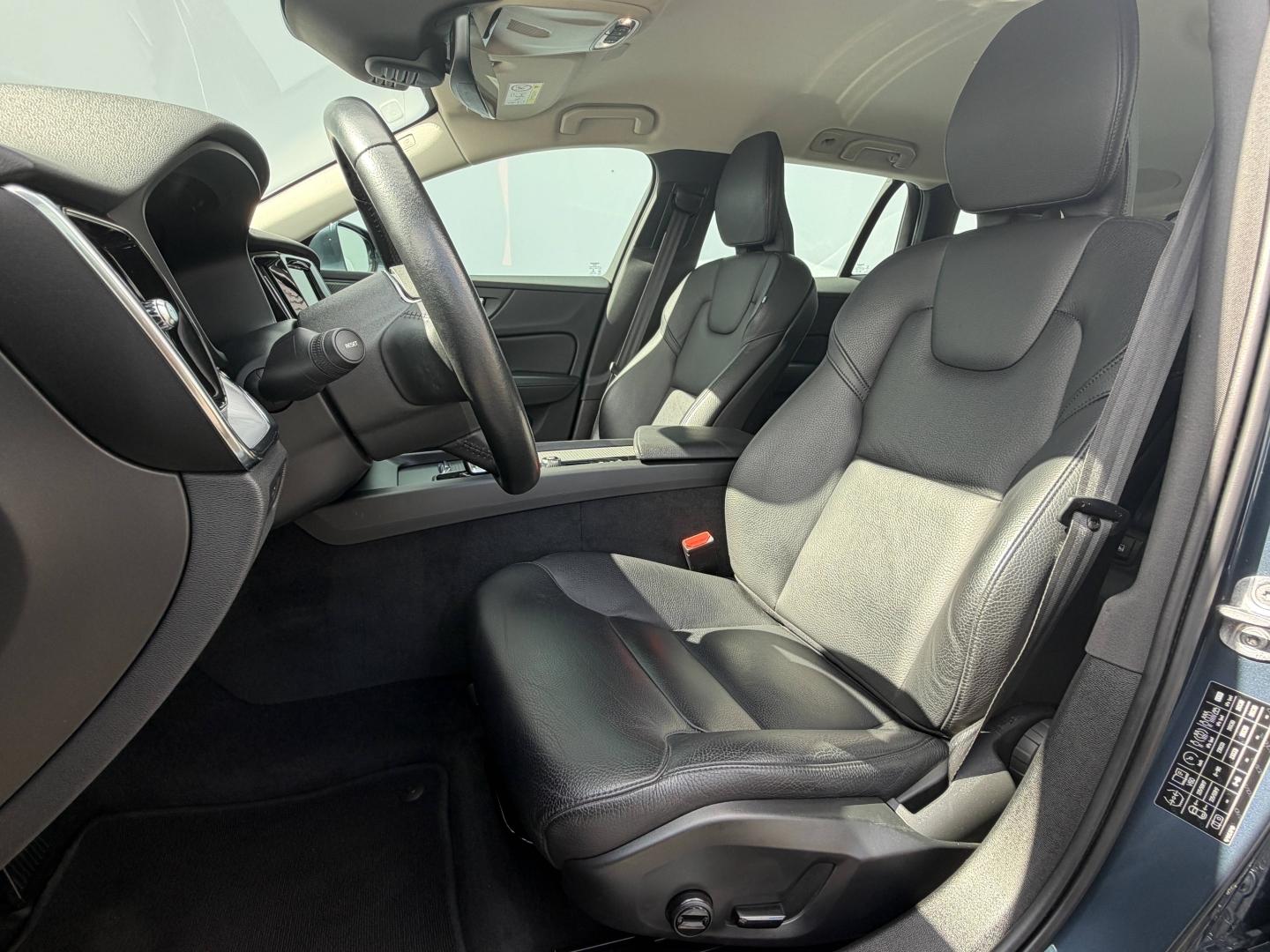 VOLVO V60 B4 197ch Momentum Business Geartronic 8